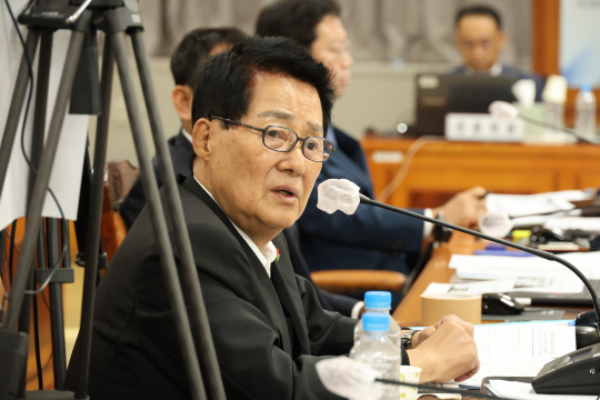 박지원 더불어민주당 의원이 지난 17일 오후 대전 서구 대전고등검찰청에서 열린 국회 법제사법위원회의 대전고검·지검, 청주지검, 광주고검·지검, 전주지검, 제주지검 등에 대한 국정감사에서 질의를 하고 있다. 연합뉴스